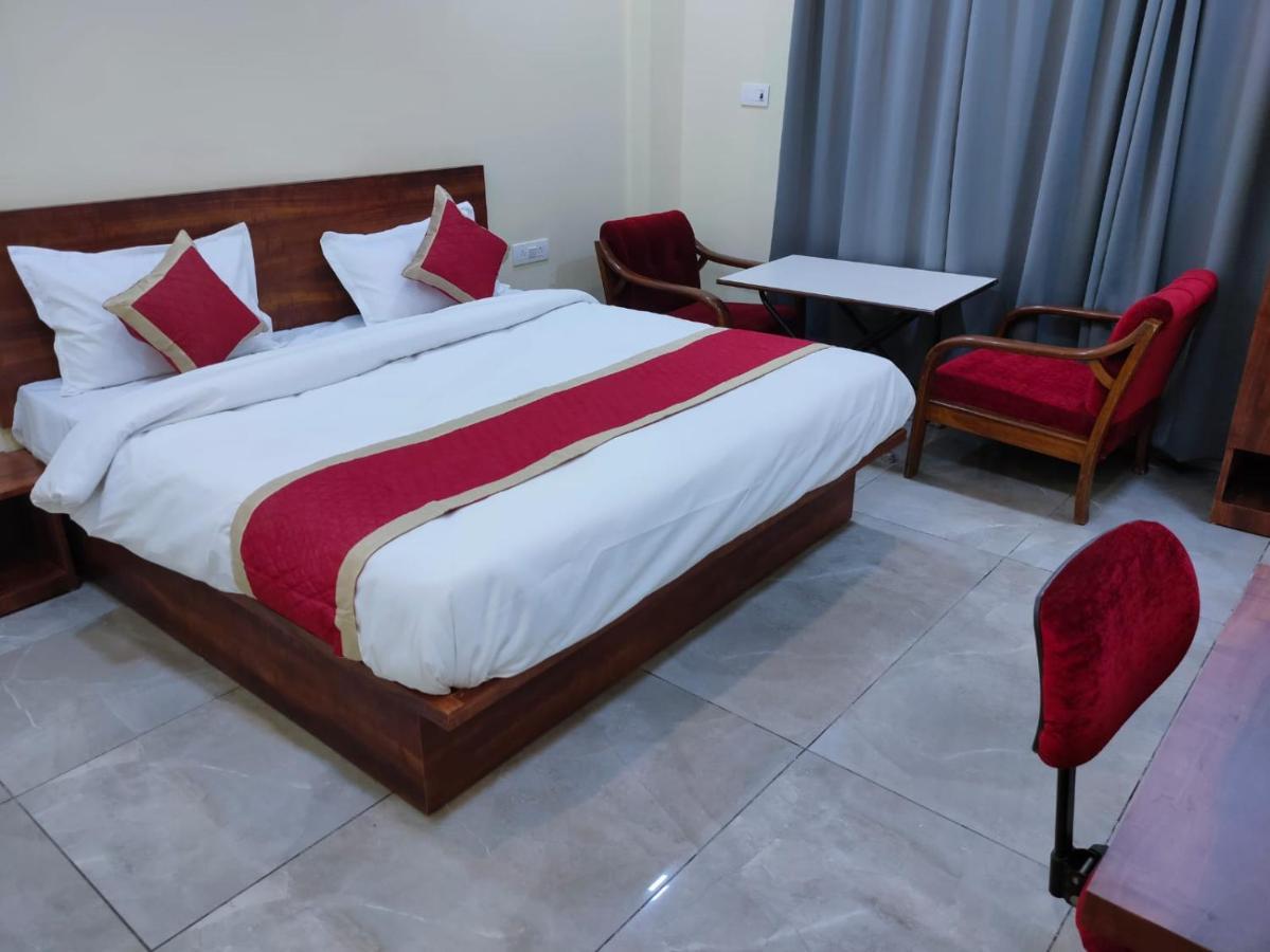 Hotel Manorama Inn Lakhnau Kültér fotó