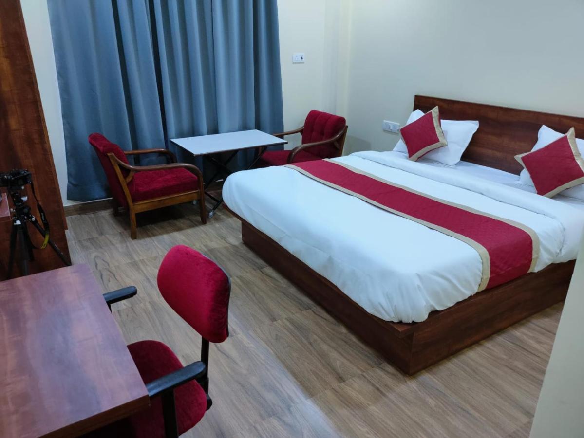 Hotel Manorama Inn Lakhnau Kültér fotó